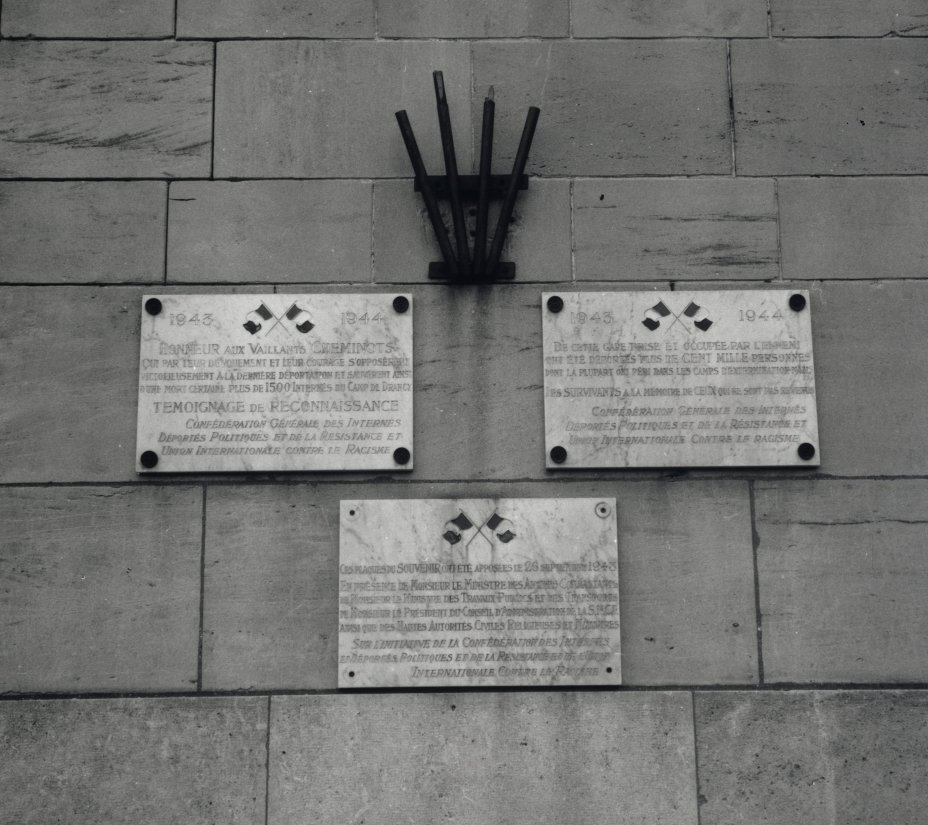Les trois plaques commmoratives apposes  la gare en 1948,  l'initiative de la Confdration gnrale des interns dports politiques et de la Rsistance et de l'Union internationale contre le racisme, toutes deux animes par d'anciens interns juifs 
