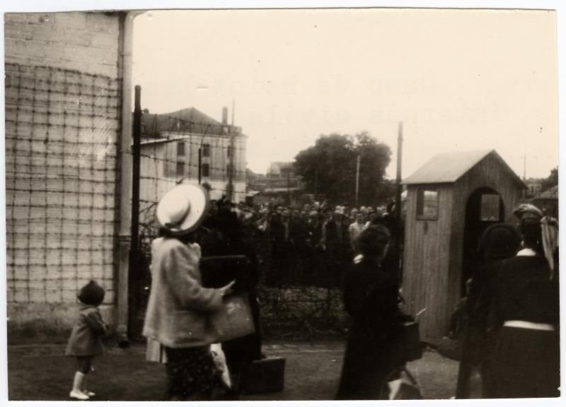Families of internees from the Caserne des Suisses leaving a visit with parcels of dirty linen in 1943  Photothque Comit International de la Croix Rouge, rights reserved