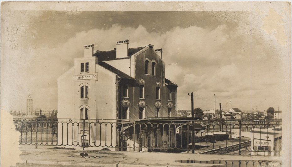 Carte postale montrant le btiment des voyageurs depuis le pont routier. Archives de la ville de Bobigny. 